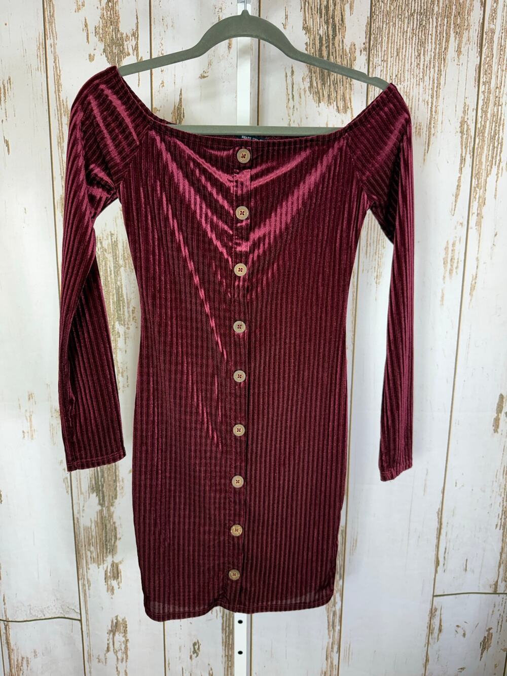 Heart Hips, Maroon Ribbed Off the shoulder Body Con Button Up Dress. Size Small.